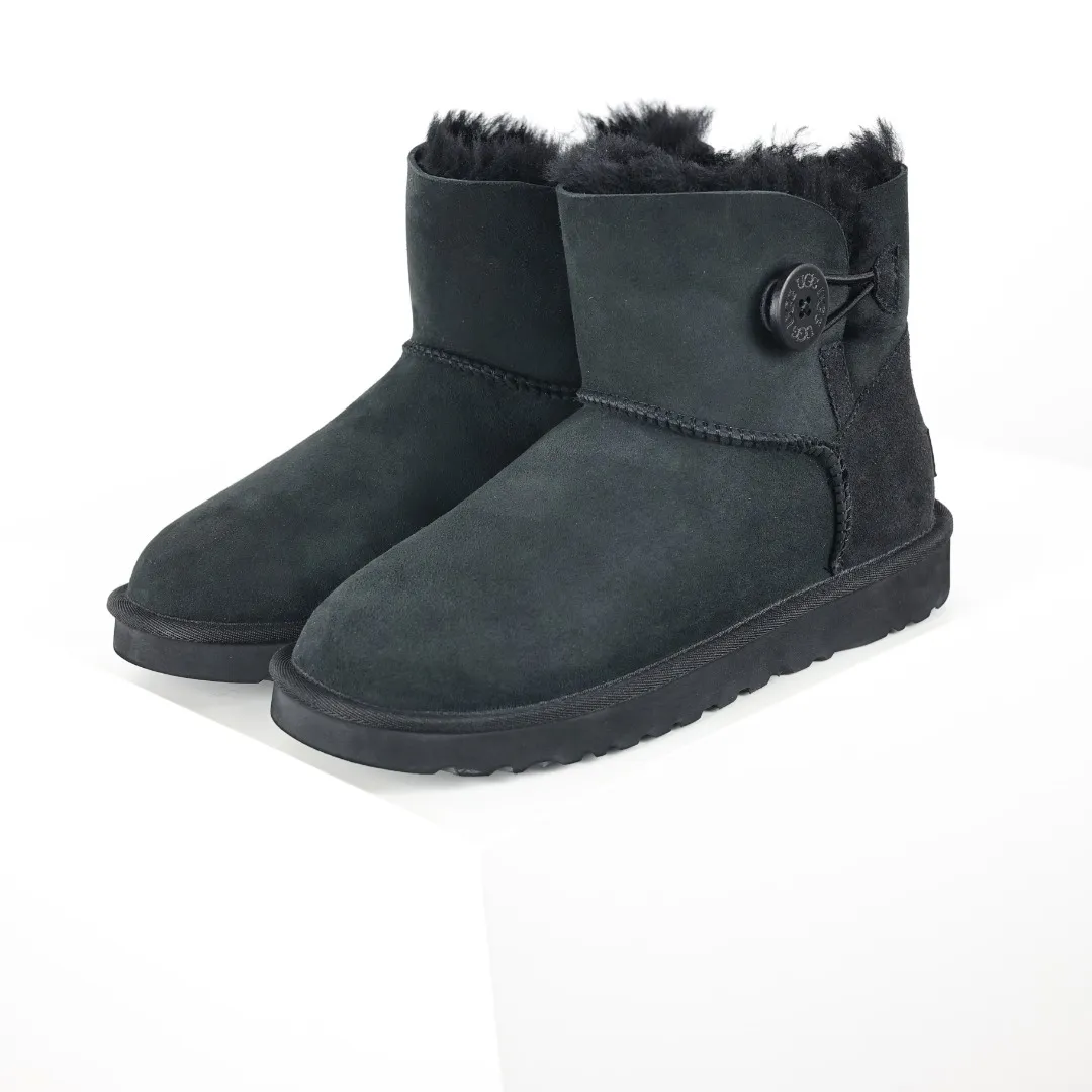 Pick up locally 💰560 Core recommended good price It is a very suitable choice for home furnishings. In the new year, uug launched a series of styles, which are partial to the preferences of young consumers and have also moved to the forefront of fashion trends. Shoe body material: water-repellent coated suede upper, 17 mm UGGPURE™ implantable wool insole, lightweight non-slip and comfortable rubber outsole, with brand LOGO and trademark, with full packaging Size: 35 36 37 38 39 40